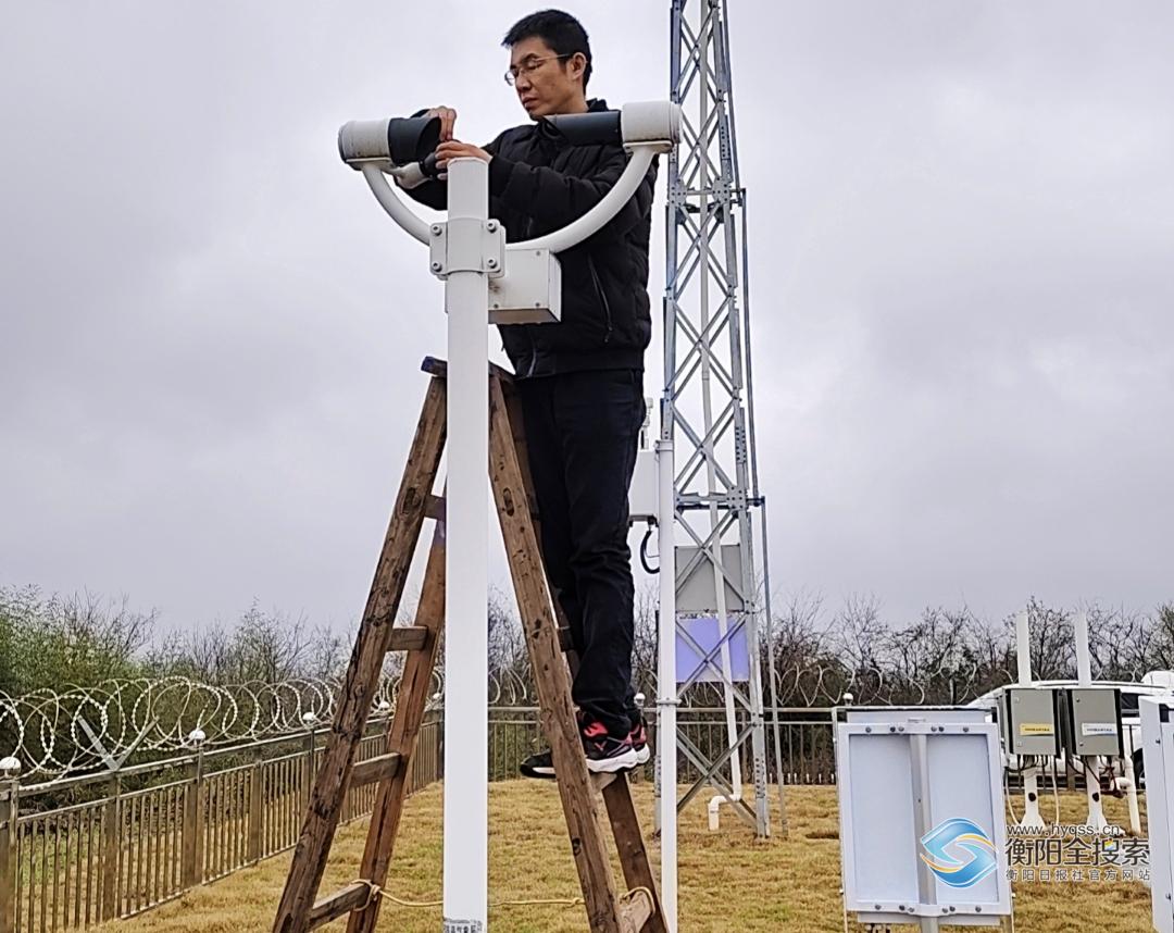 ▲工作人员对能见度仪进行现场核查。