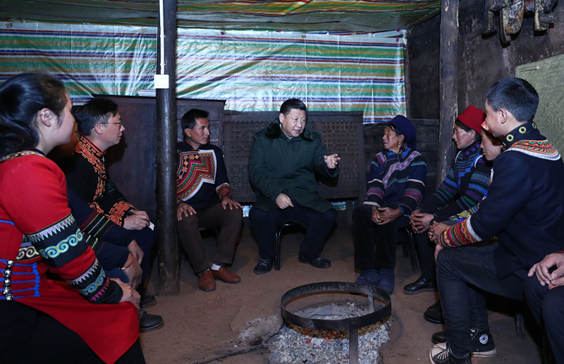 2018年2月11日,习近平总书记在四川凉山州昭觉县三岔河乡三河村节列俄阿木家中同村民代表、驻村扶贫工作队员围坐火塘边,共谋精准脱贫之策。