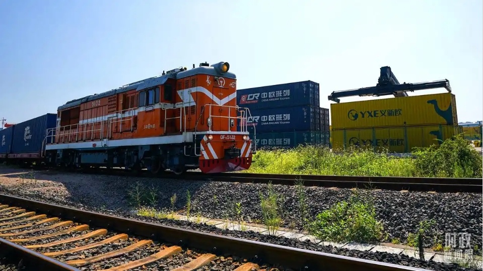 △“义新欧”中欧班列。（总台记者李晋拍摄）