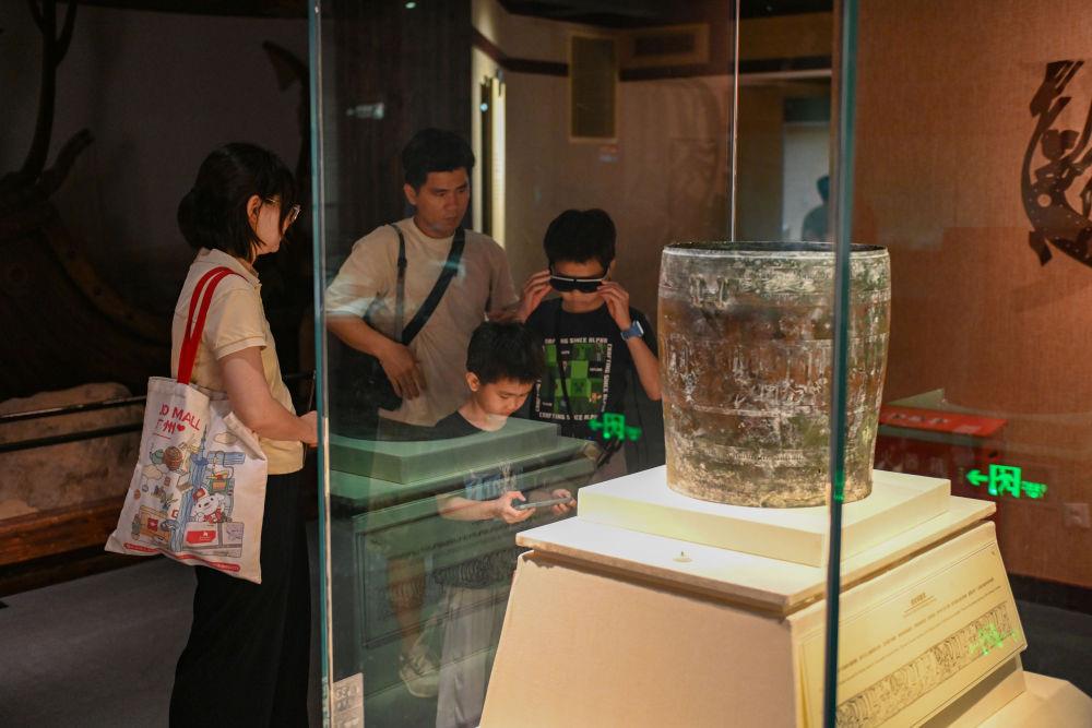 △2025年5月18日,游客在广东广州南越王博物院(王墓展区)体验AR眼镜智慧导览服务。