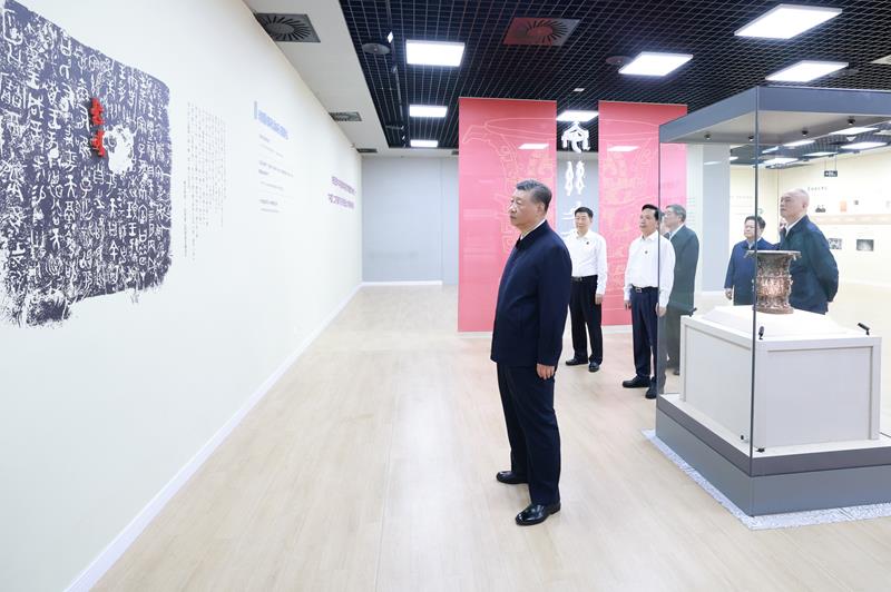 △2024年9月10日,习近平总书记来到陕西宝鸡市参观宝鸡青铜器博物院。