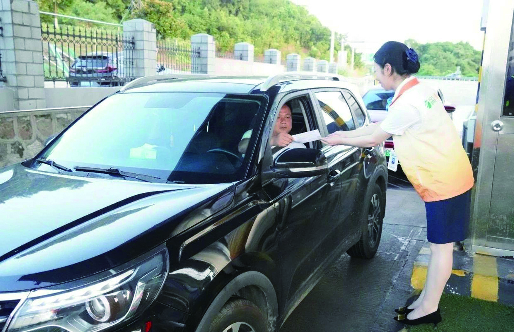 ▲旅客参与“一券通游·惠享雁城”暑期通行凭证享优惠活动。