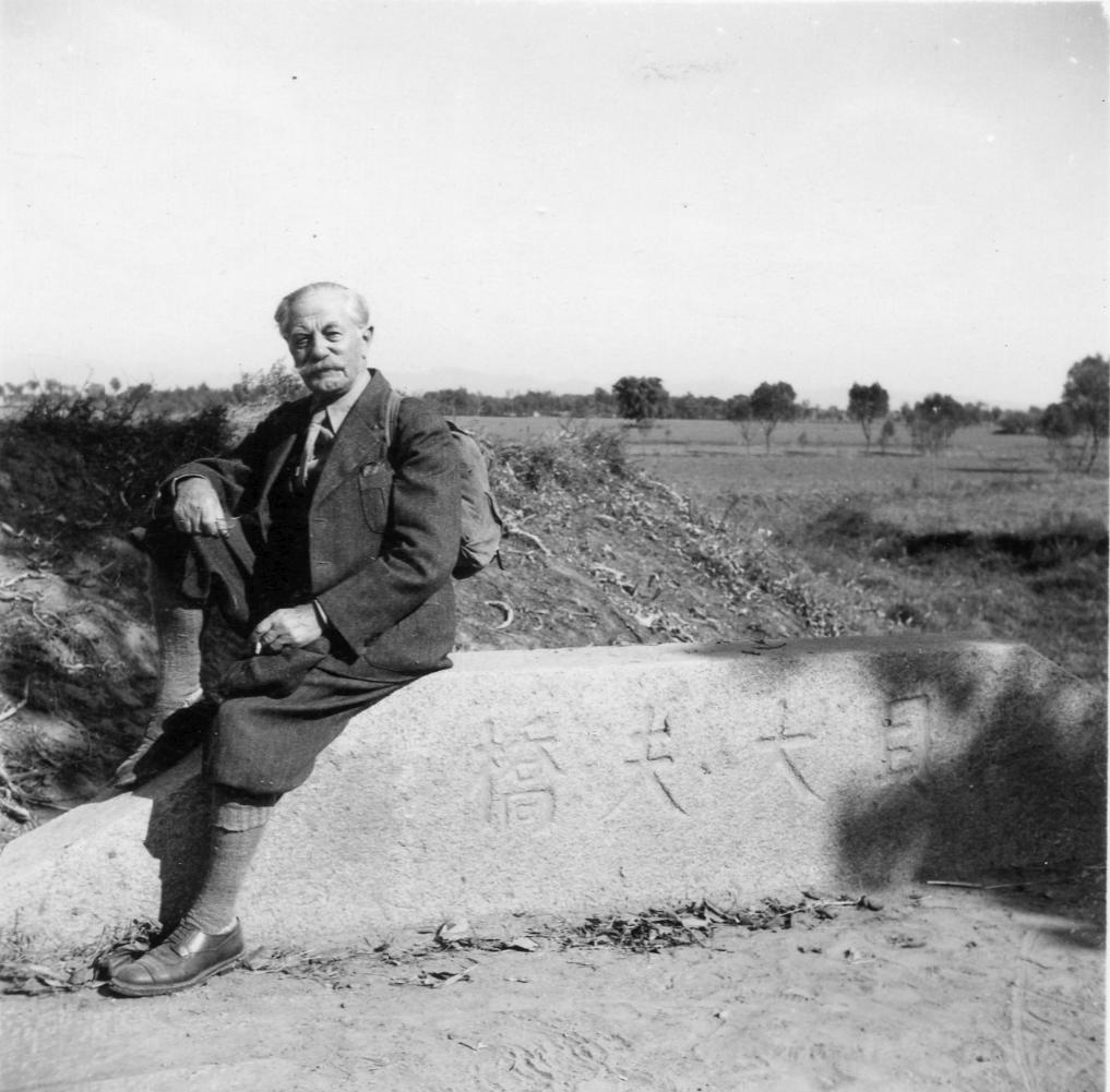 贝熙业在“贝大夫桥”前留影。(中共北京市海淀区委宣传部供图)