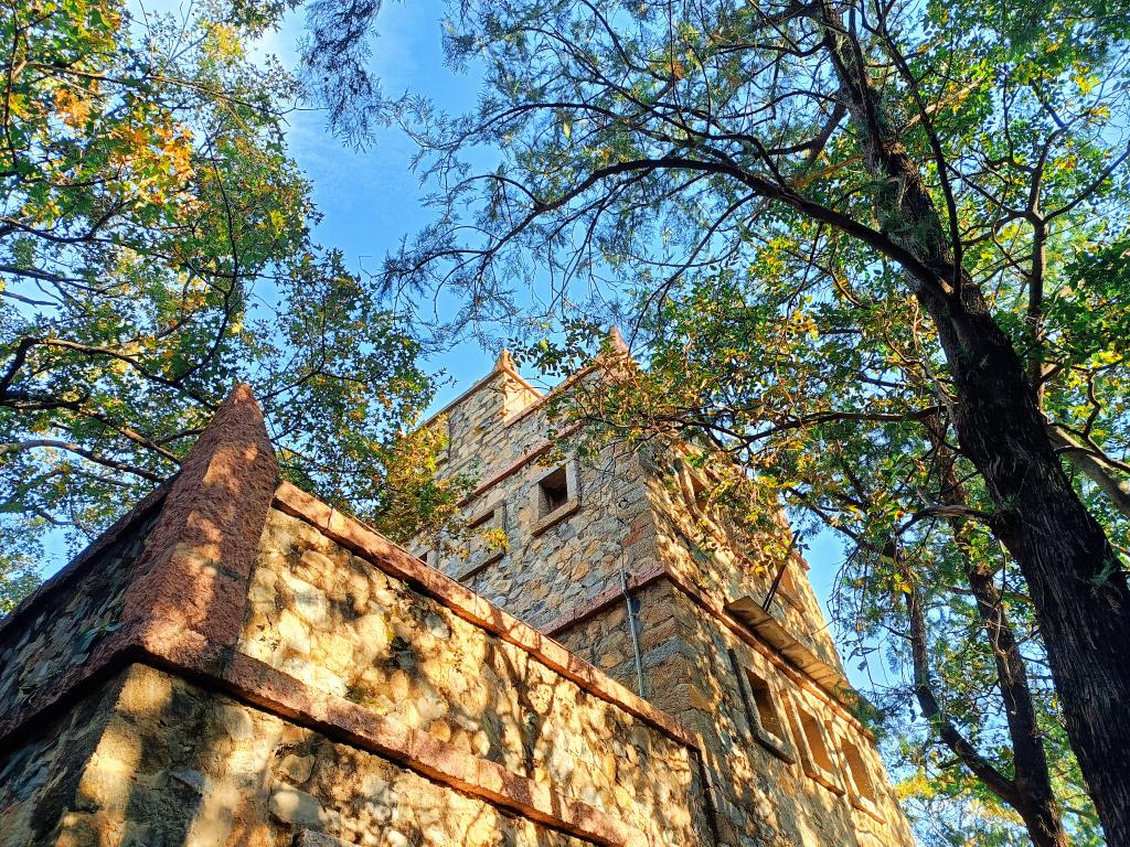 贝家花园碉楼。贝熙业曾在此救治当地百姓和八路军战士。(贝家花园供图)