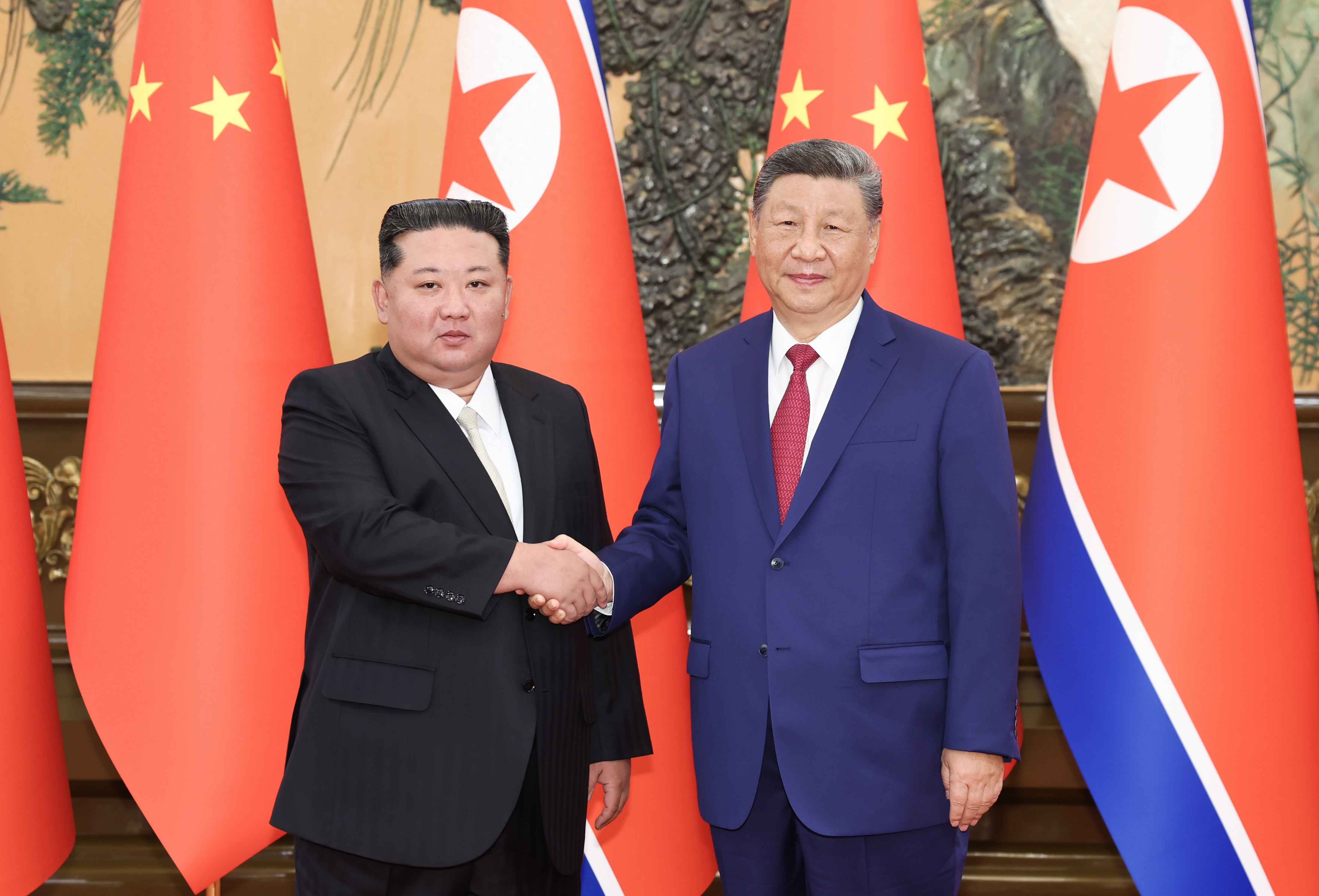 9月4日晚,中共中央总书记、国家主席习近平在北京人民大会堂同来华出席纪念中国人民抗日战争暨世界反法西斯战争胜利80周年活动的朝鲜劳动党总书记、国务委员长金正恩举行会谈。