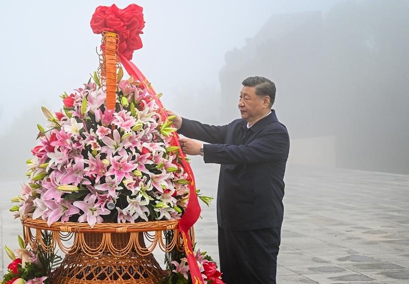 △2025年7月7日，习近平总书记在位于山西阳泉狮脑山的百团大战纪念碑广场，向八路军烈士敬献花篮。