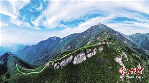 ▲曾国藩古道蜿蜒山脊上,如龙蛇游走。周翔宇 摄