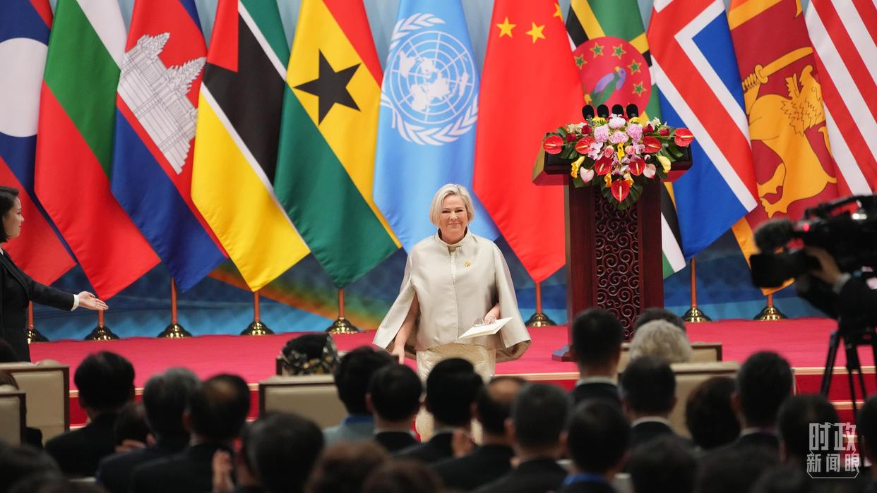 △冰岛总统托马斯多蒂尔在全球妇女峰会开幕式上。(总台记者李晋拍摄)