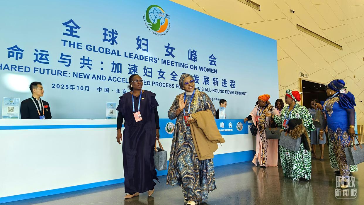 △出席全球妇女峰会开幕式的外方代表。(总台央视记者段德文拍摄)