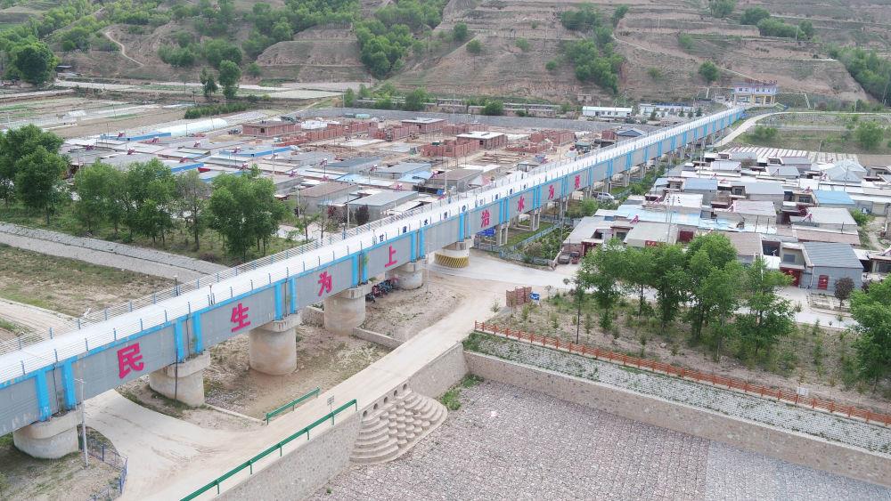 位于甘肃定西安定区内官营镇的引洮工程渡槽