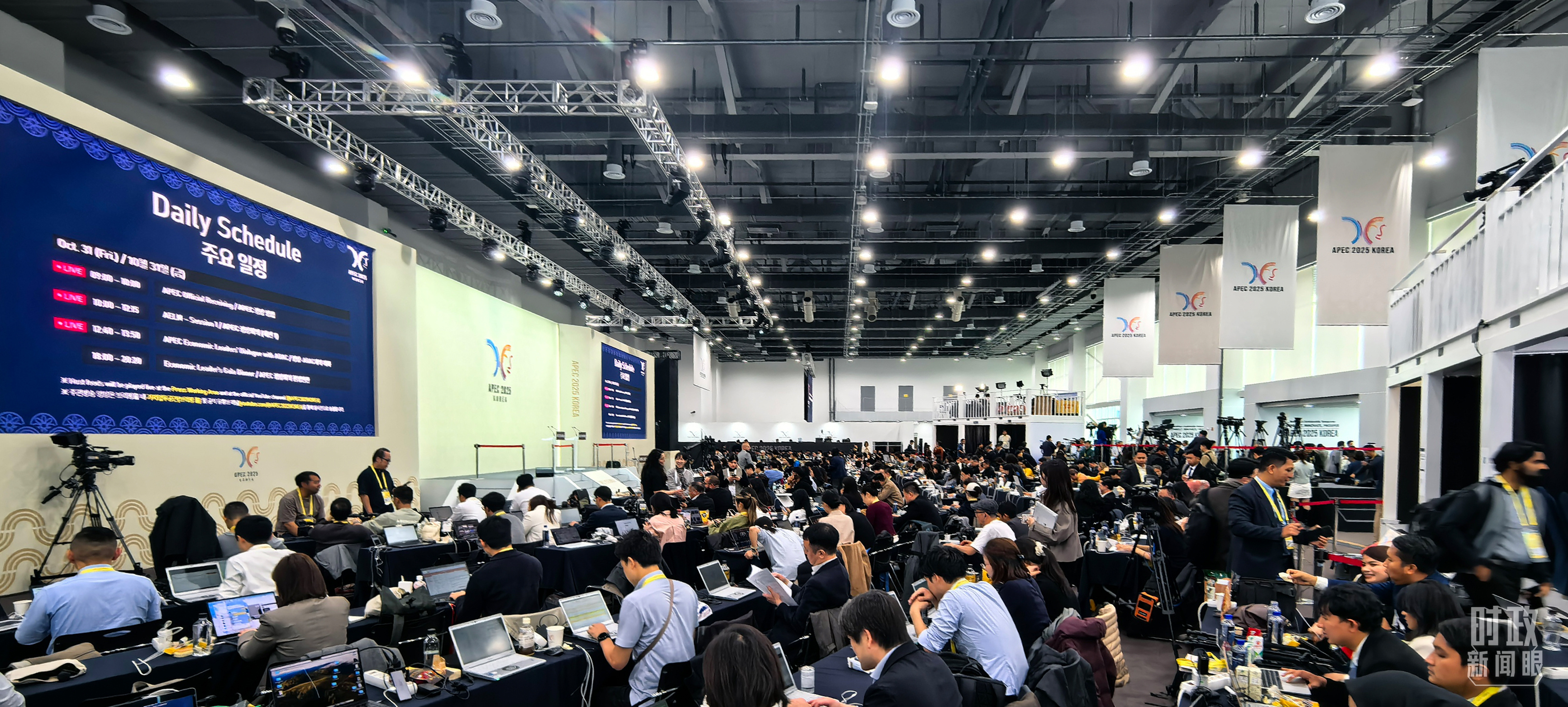 △10月31日的APEC新闻中心座无虚席。（总台央视记者范凯拍摄）