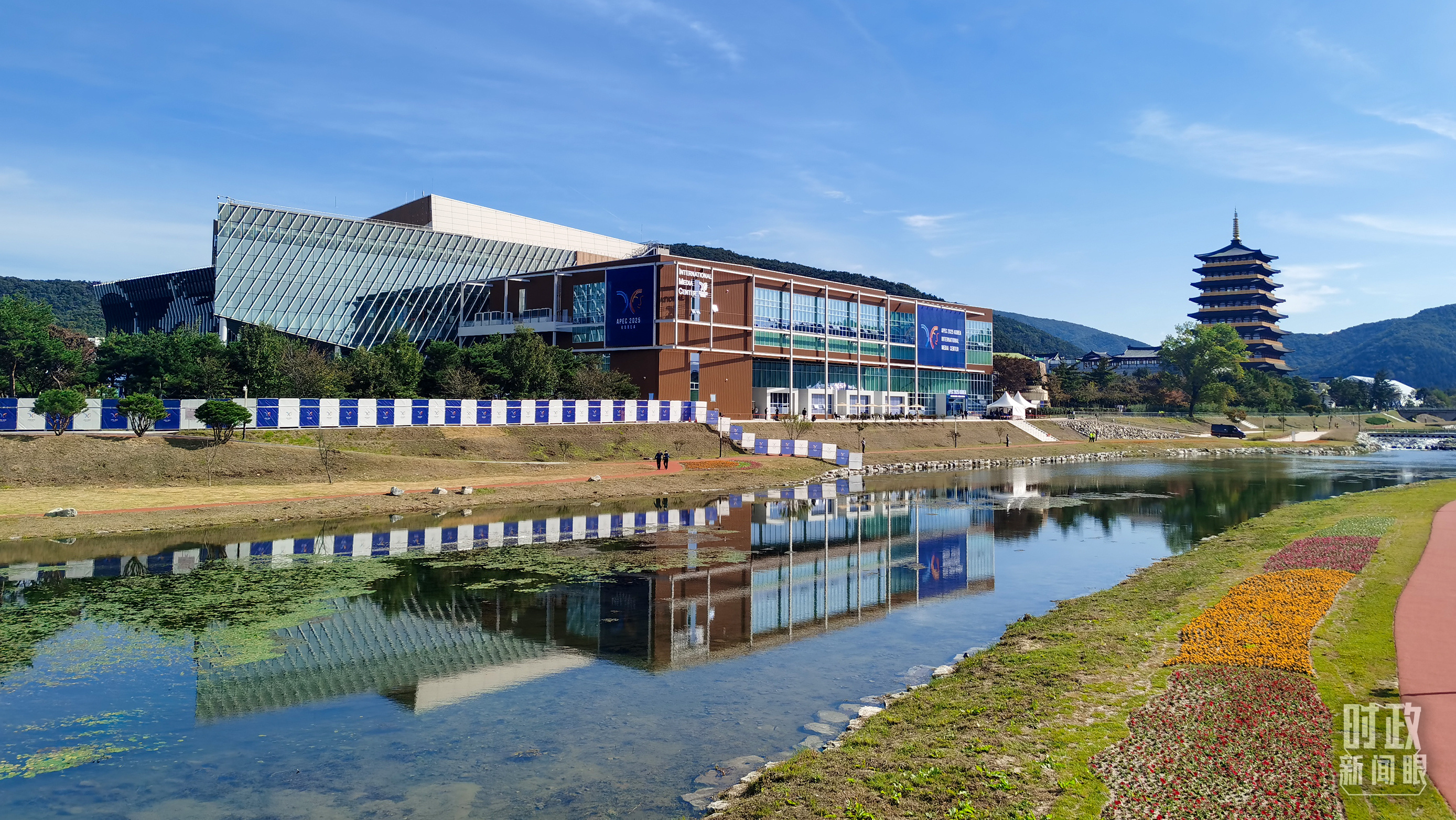 △远眺APEC新闻中心。（总台央视记者曹亚星拍摄）