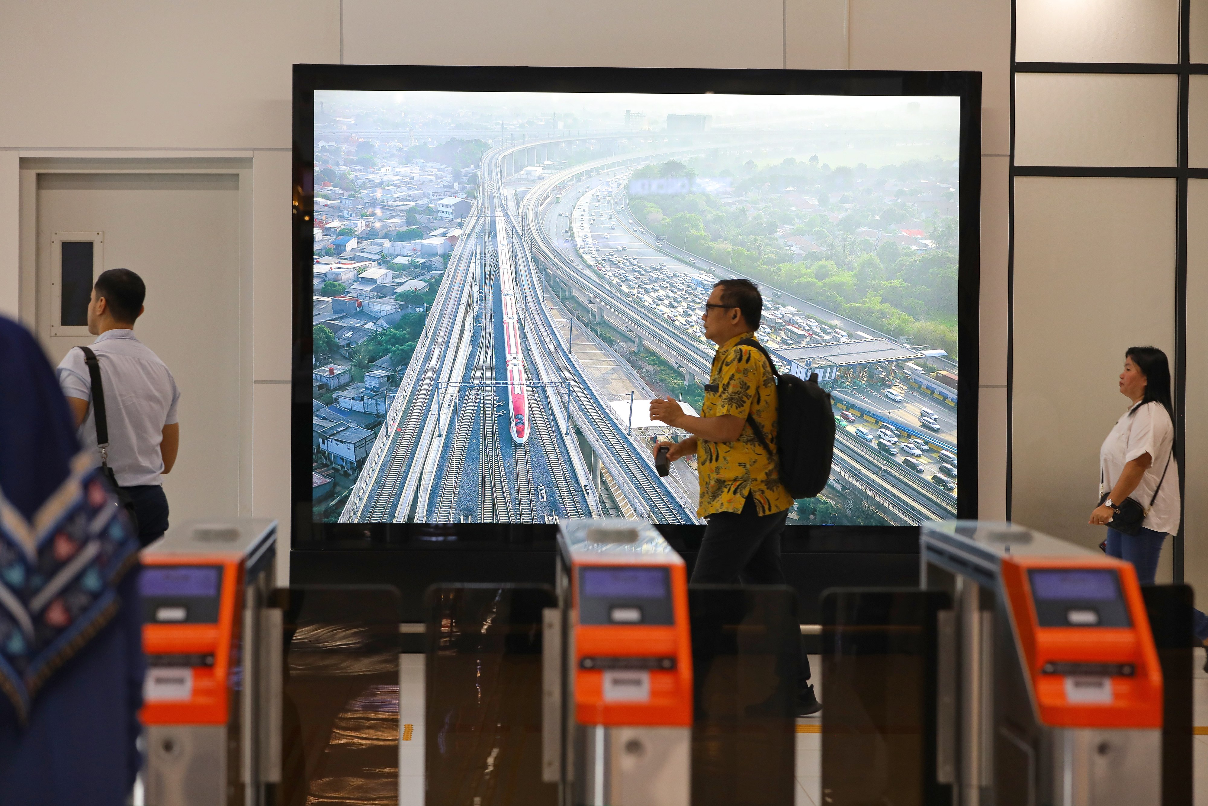 截至10月17日,雅万高铁正式开通运营满两年,累计发送旅客超1200万人次。