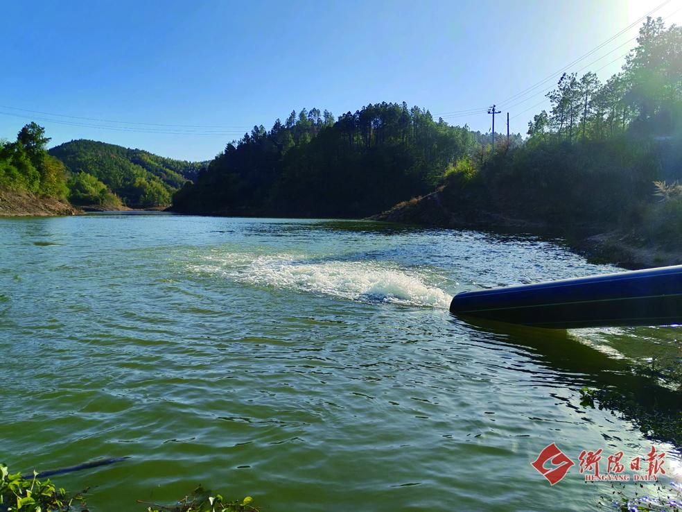 ▲位于祁东县红旗水库尾坝处的出水点。