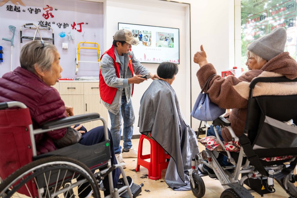 2025年11月6日,在湖南省长沙市望城区高塘岭街道湘陵社区,志愿者为老年人和残疾人士免费理发。新华社记者 陈思汗 摄