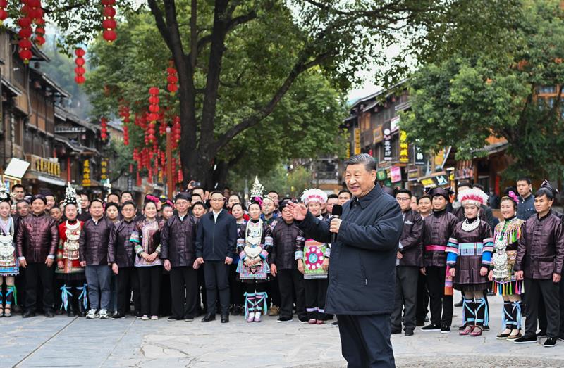2025年3月17日，习近平总书记在贵州黔东南州黎平县肇兴侗寨考察时，同村民们亲切交流。