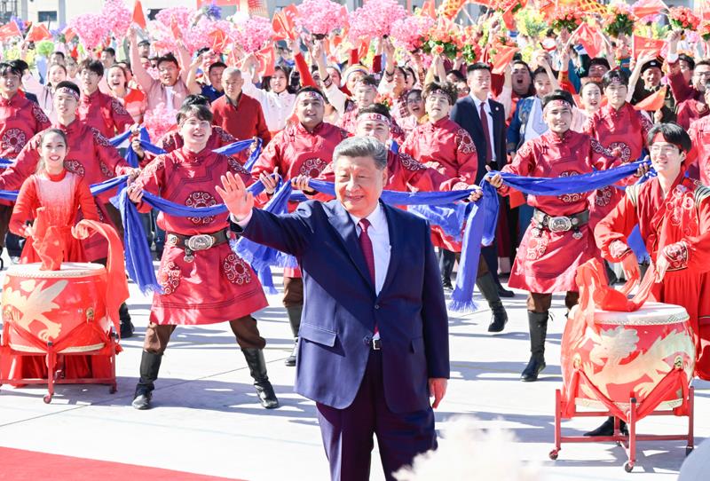 2025年9月25日，习近平总书记在乌鲁木齐出席新疆维吾尔自治区成立70周年庆祝活动后，乘专机返回北京。总书记在乌鲁木齐天山国际机场向前来欢送的各族群众挥手致意。