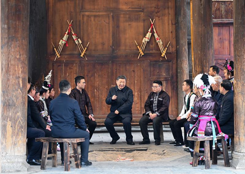 2025年3月17日，贵州黔东南州黎平县肇兴侗寨，习近平总书记在信团鼓楼同村干部和村民代表围坐在火塘边，共话乡村全面振兴。
