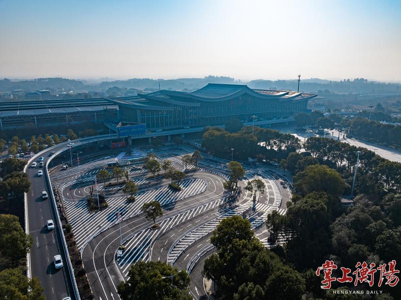 ▲高铁衡阳东站网约车与出租车候客区改造升级项目场内施工基本完成。