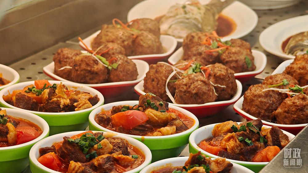 △新街口父母食堂内的菜品。（总台央视记者彭汉明拍摄）