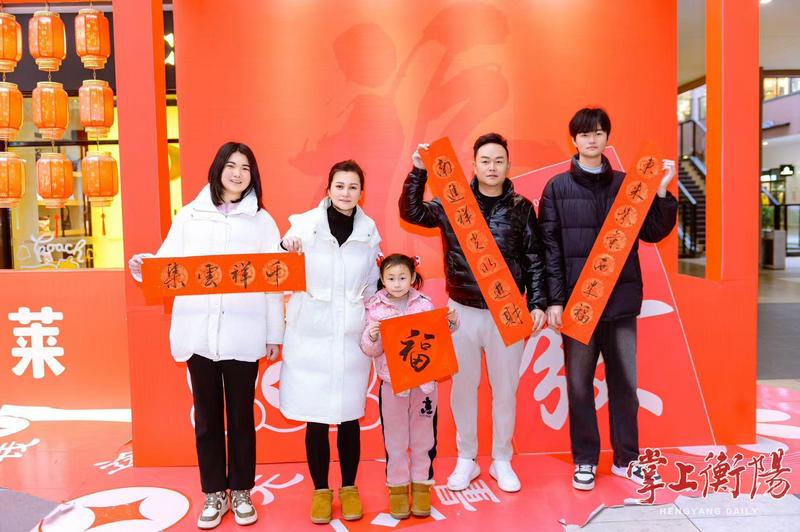 ▲商场赠送春联与新春祝福。