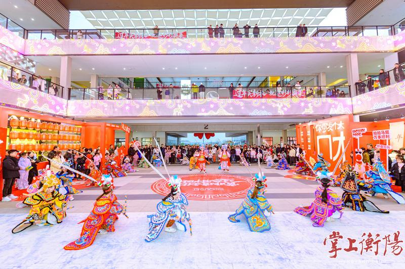 ▲杉杉奥特莱斯英歌舞表演圈粉无数。