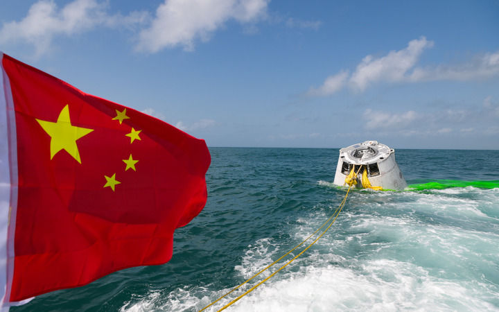 2026年2月11日我国在文昌航天发射场成功组织实施长征十号运载火箭系统低空演示验证与梦舟载人飞船系统最大动压逃逸飞行试验。这是在海南省文昌市附近海域拍摄的返回舱。新华社记者 杨冠宇 摄