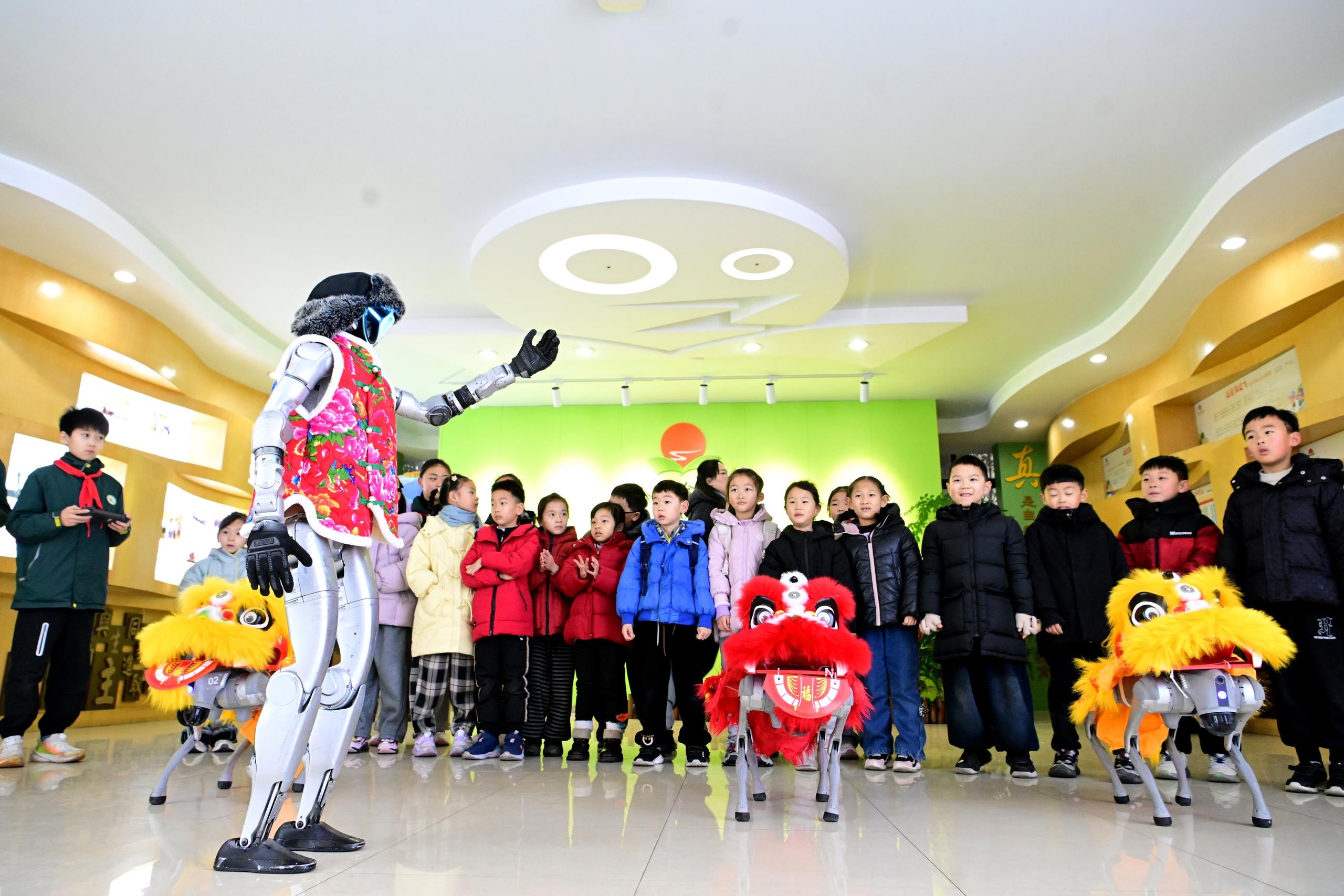 2026年2月6日,江苏太仓科教馆工作人员携带机器人、机器狗走进当地小学为学生表演。