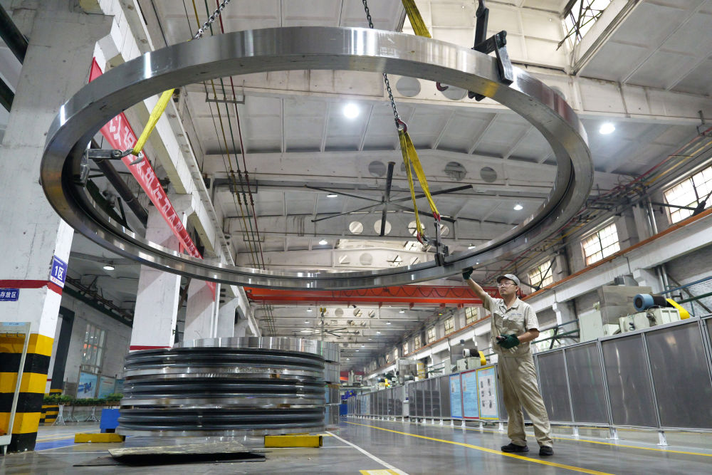 2025年5月22日，工人在洛阳轴承集团股份有限公司风电三车间生产线上作业。新华社记者 李嘉南 摄