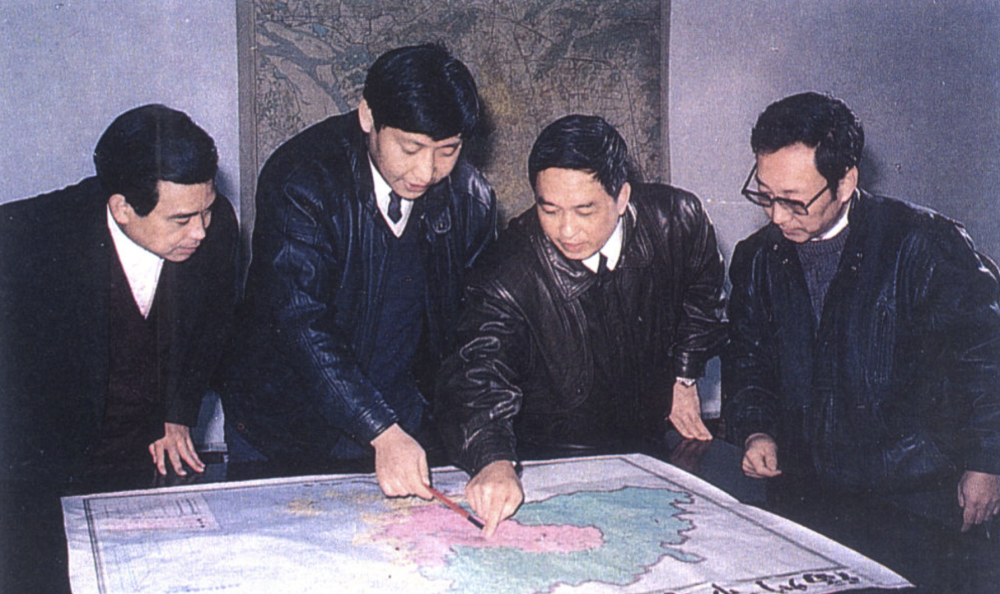 1991年12月，时任福州市委书记的习近平与同事讨论福州市战略规划设想。