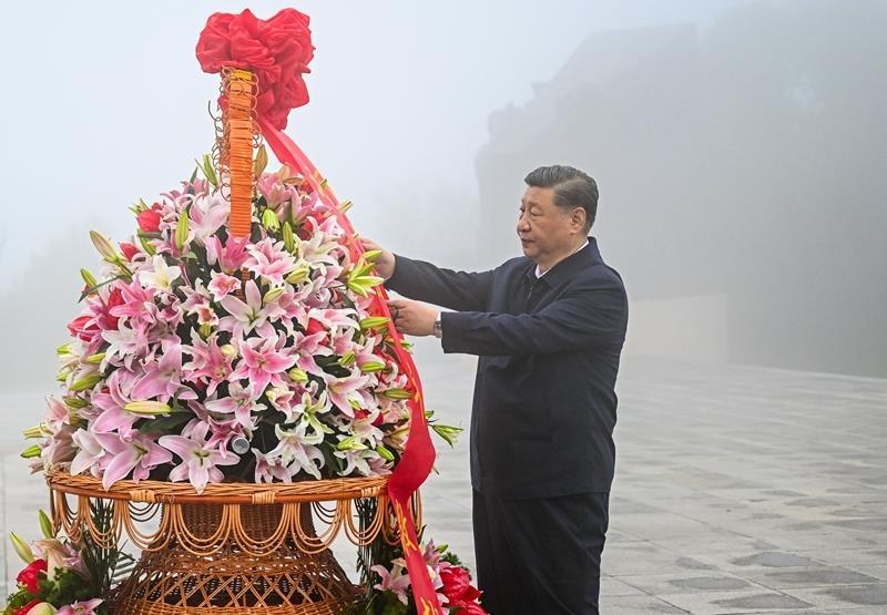 △2025年7月7日，山西阳泉百团大战纪念碑广场，习近平总书记向八路军烈士敬献花篮。