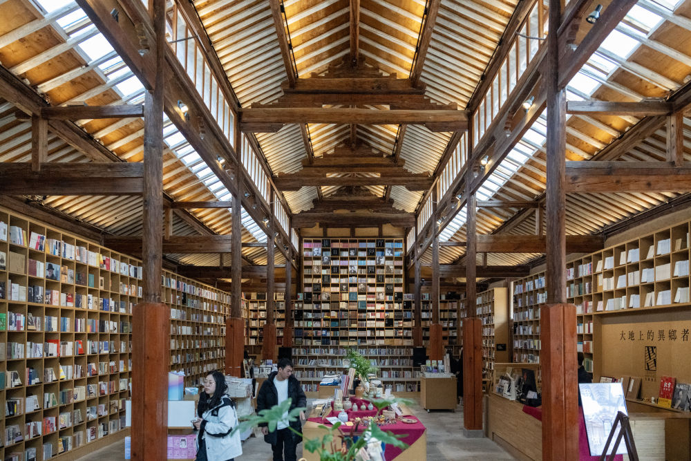这是2025年3月17日拍摄的大理州沙溪镇先锋沙溪白族书局。这家书店坐落在剑川县距沙溪古镇约两公里的地方。书局依托村子的旧粮仓改造而成，如今已经成为一座文化地标和“精神粮仓”。