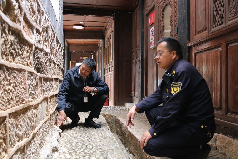 2026年4月15日，丽江古城保护管理局组织工作人员检查文物保护单位保存状况。