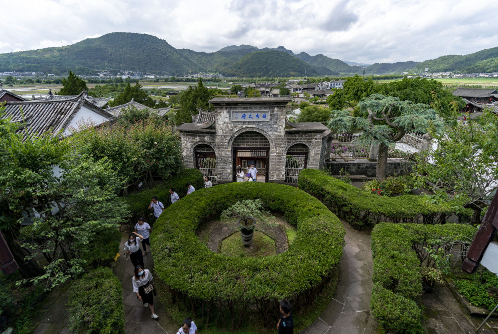 2022年5月27日，游客进入和顺图书馆参观。和顺古镇位于云南省腾冲市西南部，是云南省著名的侨乡，也是茶马古道和西南丝绸之路重镇。长期以来，中原汉文化、边地少数民族文化、南亚东南亚文化在和顺交汇融合。当地严守“保护风貌、浮现文化、适度配套、和谐发展”模式，坚持原住民不搬迁、风貌不褪色，古建筑修旧如旧。