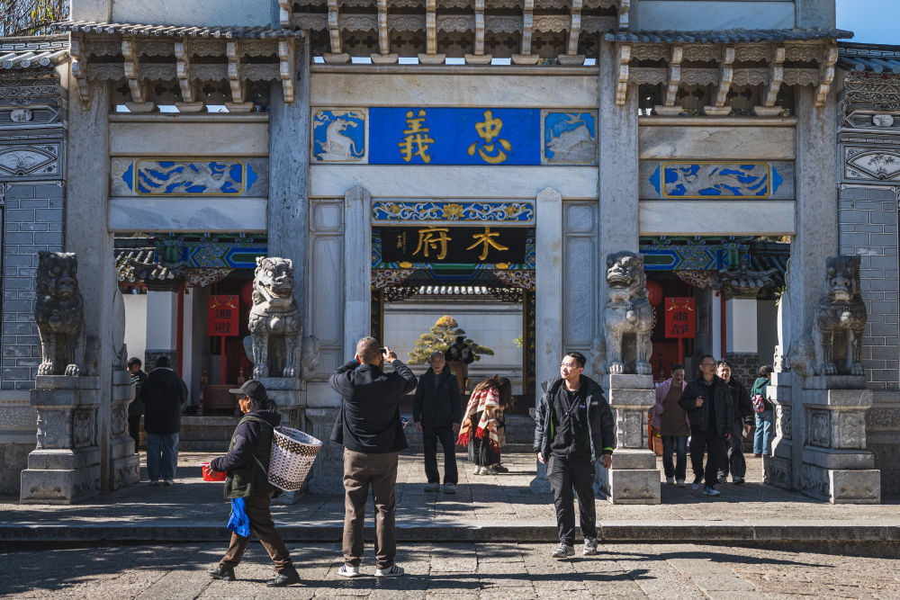 2026年1月13日，游客在丽江古城木府游览。丽江依托木府这一重要的文化地标，不断推进中华民族共同体建设。如今，木府不仅成为宣传丽江文化的一个重要阵地，也成为丽江文旅融合、民族团结进步的典范。