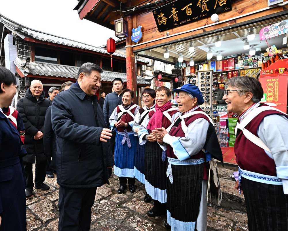 2025年3月19日下午，习近平在丽江古城考察时，与当地居民亲切交流。