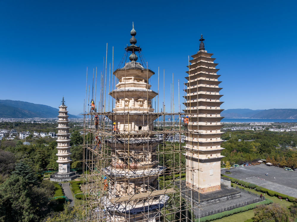 这是云南大理崇圣寺三塔避雷装置安装工程现场（无人机照片，2025年11月10日摄）。崇圣寺三塔是我国首批全国重点文物保护单位。为加强文物保护，经国家文物局批准，大理崇圣寺三塔于2025年11月初启动避雷装置安装工程。